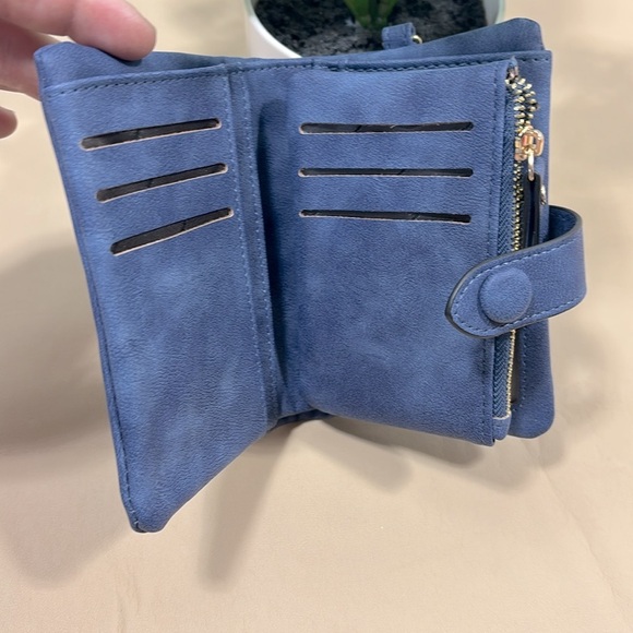 NWOT Elegant Blue Suede look Women's Clutch / wallet - Picture 3 of 7
